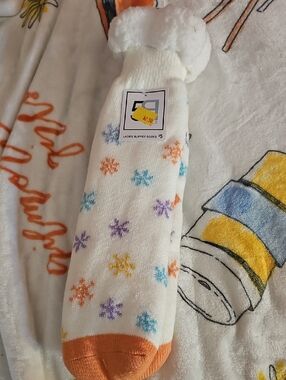 Cozy Ladies White Sherpa-Lined Slipper Socks with Colorful Snowflakes
